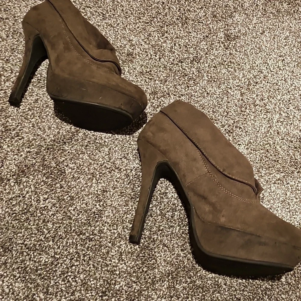 Taupe suede bootie platform tall heels unique style 6.5 womens fall winter - Picture 3 of 4